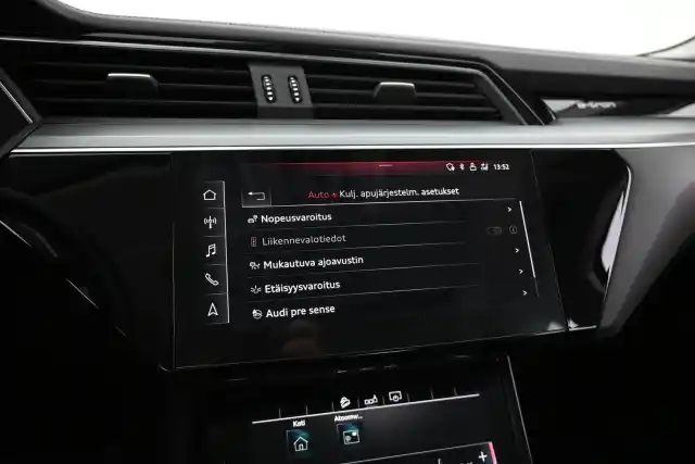 Harmaa Maastoauto, Audi e-tron – XTL-214
