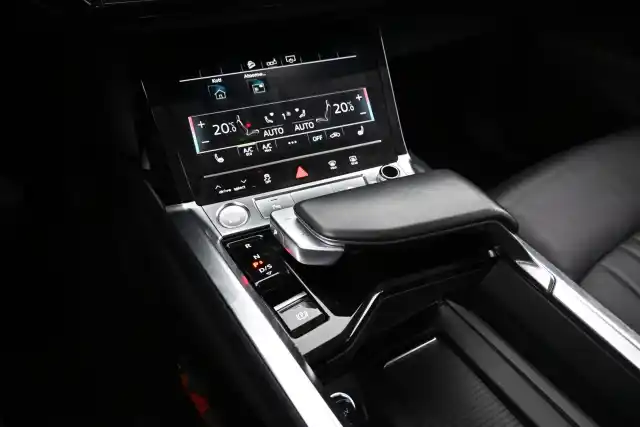 Harmaa Maastoauto, Audi e-tron – XTL-214