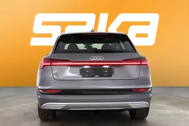 Harmaa Maastoauto, Audi e-tron – XTL-214
