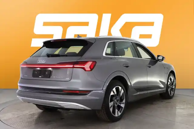 Harmaa Maastoauto, Audi e-tron – XTL-214