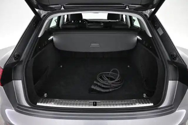 Harmaa Maastoauto, Audi e-tron – XTL-214