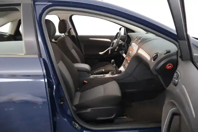 Sininen Sedan, Ford Mondeo – XUL-132