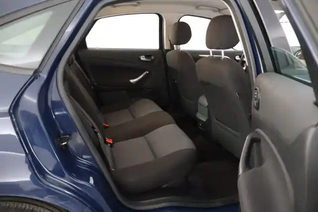 Sininen Sedan, Ford Mondeo – XUL-132
