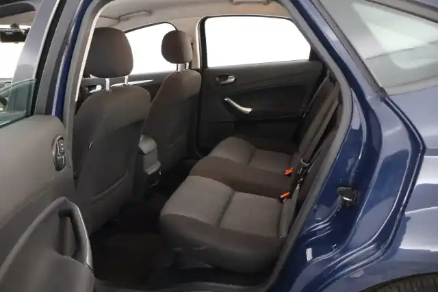 Sininen Sedan, Ford Mondeo – XUL-132