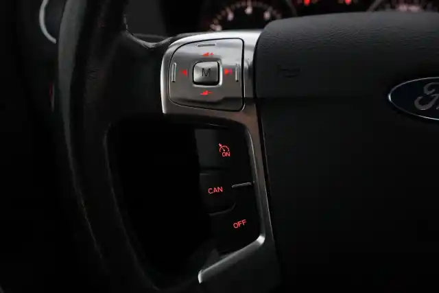 Sininen Sedan, Ford Mondeo – XUL-132