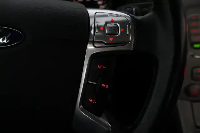 Sininen Sedan, Ford Mondeo – XUL-132