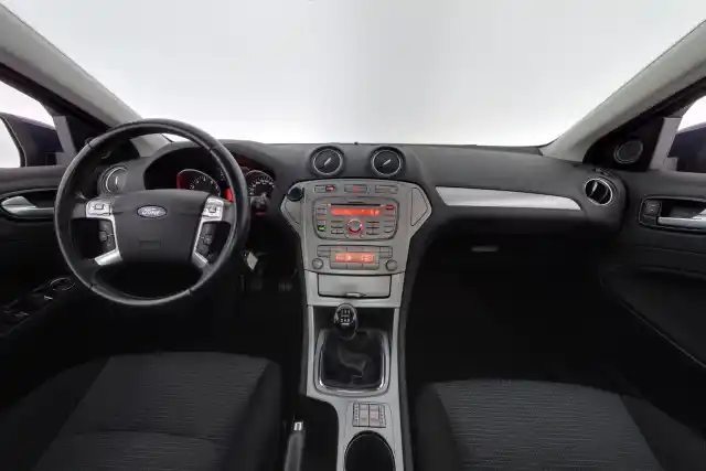 Sininen Sedan, Ford Mondeo – XUL-132