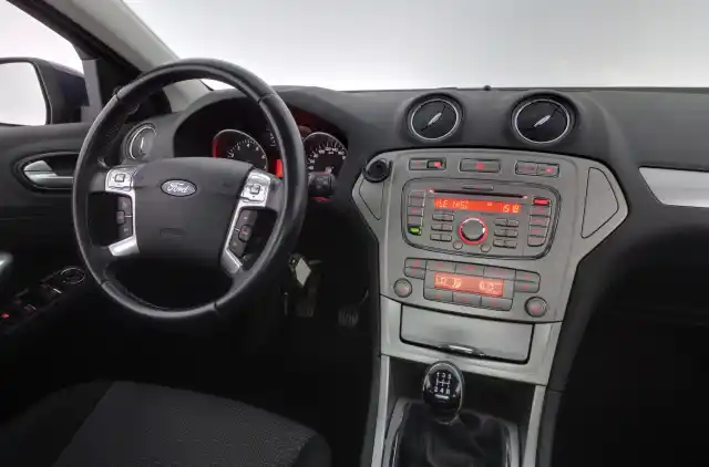 Sininen Sedan, Ford Mondeo – XUL-132