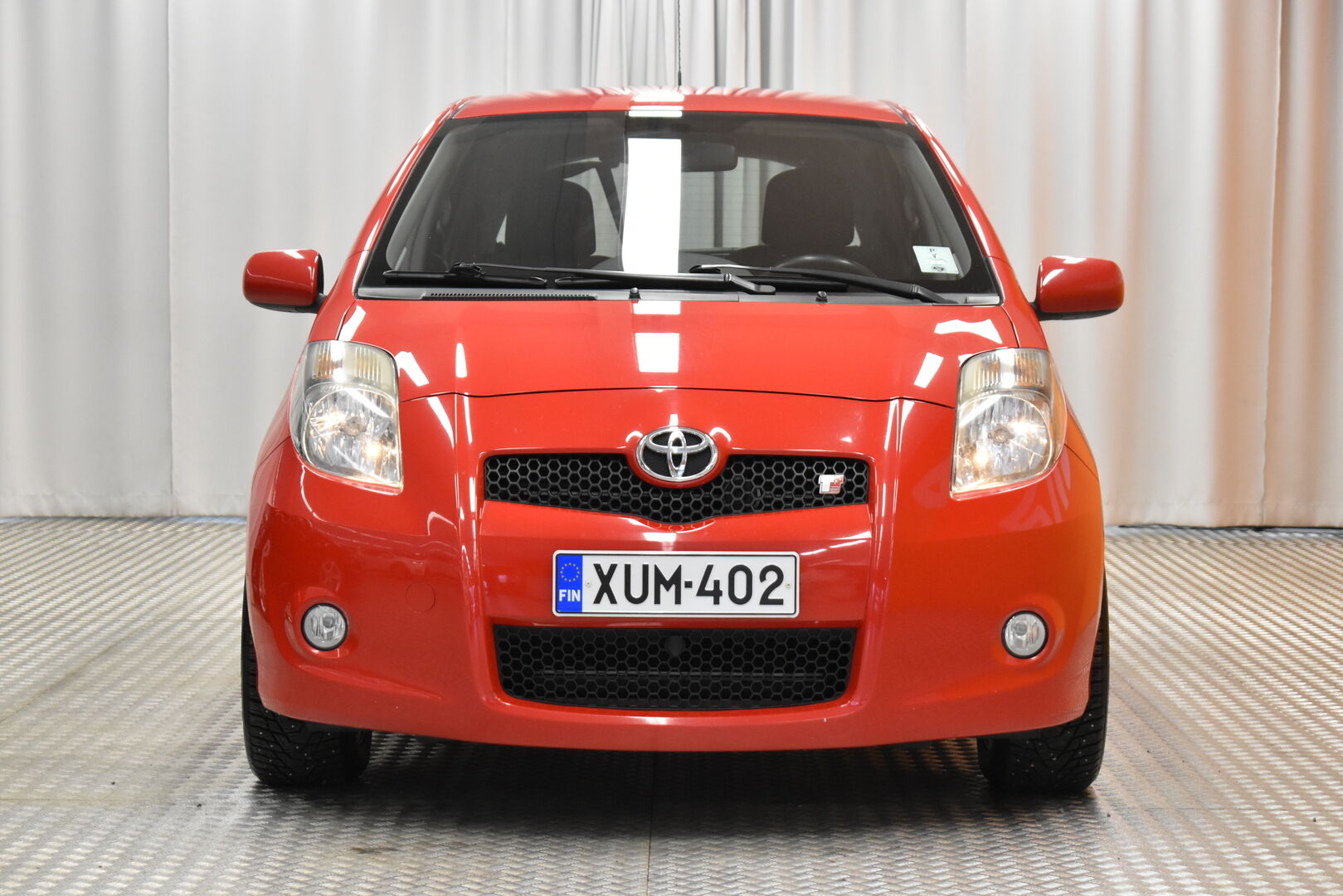 Punainen Viistoperä, Toyota Yaris – XUM-402