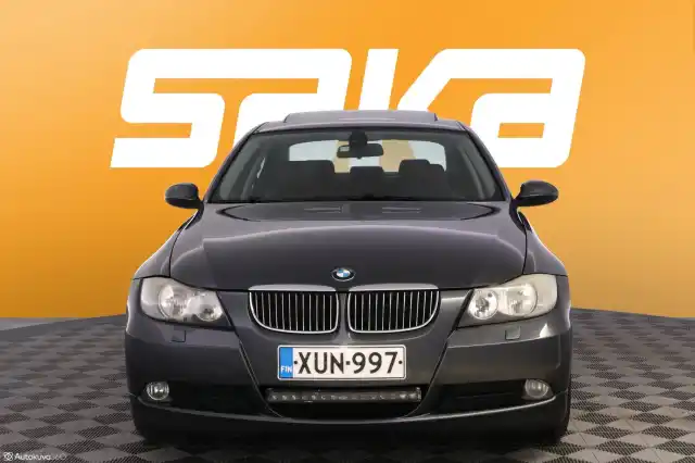Harmaa Sedan, BMW 316 – XUN-997