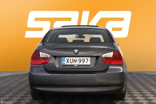 Harmaa Sedan, BMW 316 – XUN-997