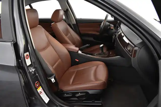 Harmaa Sedan, BMW 316 – XUN-997