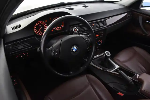 Harmaa Sedan, BMW 316 – XUN-997