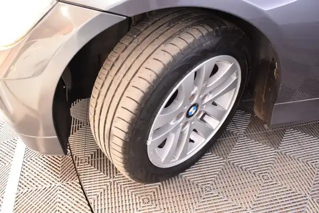 Harmaa Sedan, BMW 316 – XUN-997