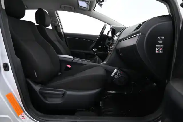 Hopea Farmari, Toyota Avensis – XUO-815