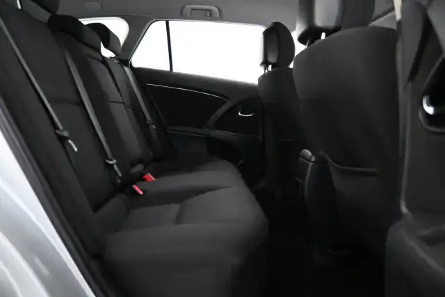 Hopea Farmari, Toyota Avensis – XUO-815