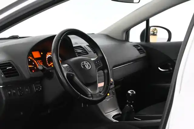 Hopea Farmari, Toyota Avensis – XUO-815