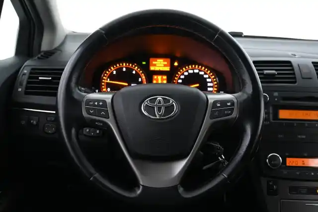 Hopea Farmari, Toyota Avensis – XUO-815