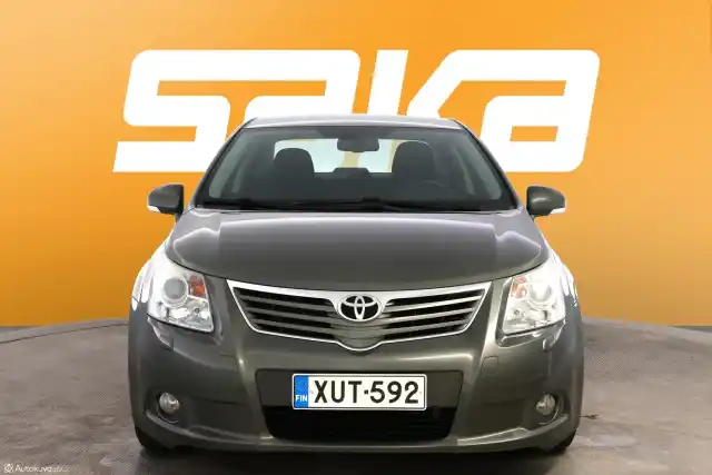 Vihreä Sedan, Toyota Avensis – XUT-592