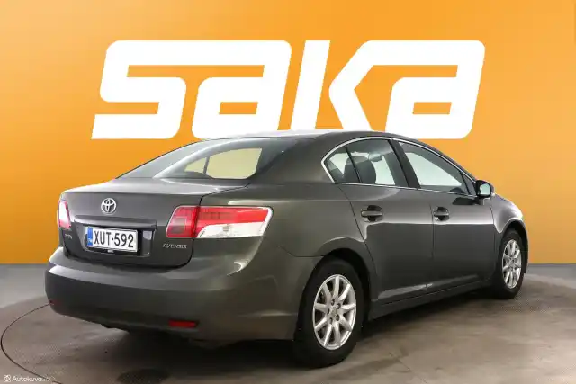 Vihreä Sedan, Toyota Avensis – XUT-592