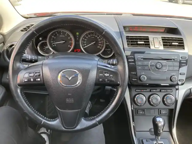 Punainen Sedan, Mazda 6 – XUV-228