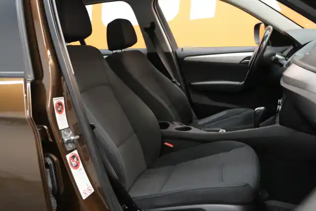 Sininen Maastoauto, BMW X1 – XUY-497