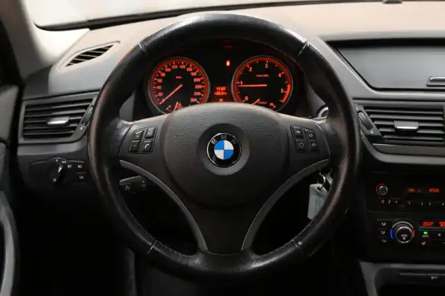 Sininen Maastoauto, BMW X1 – XUY-497