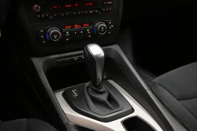 Sininen Maastoauto, BMW X1 – XUY-497