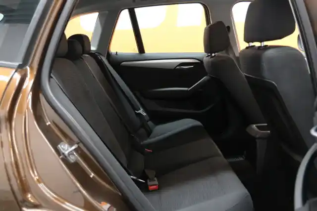 Sininen Maastoauto, BMW X1 – XUY-497