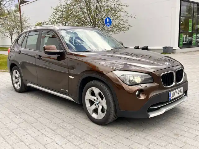 Sininen Maastoauto, BMW X1 – XUY-497