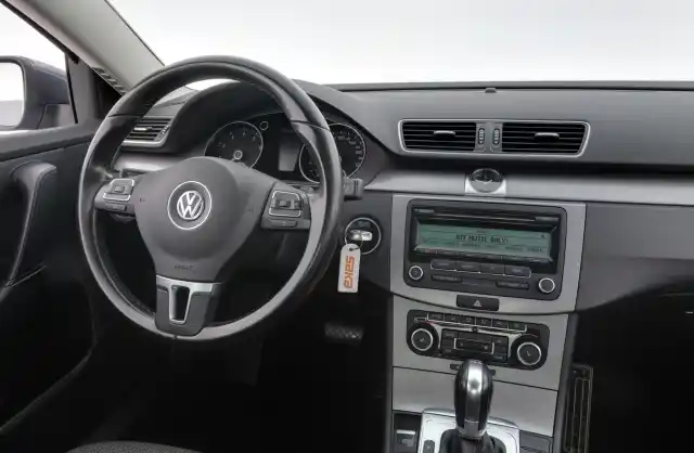 Harmaa Sedan, Volkswagen Passat – XUY-679