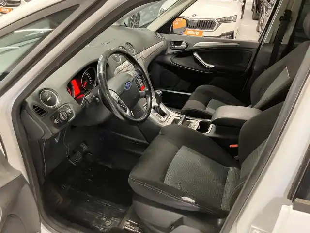 Valkoinen Tila-auto, Ford S-Max – XVA-332