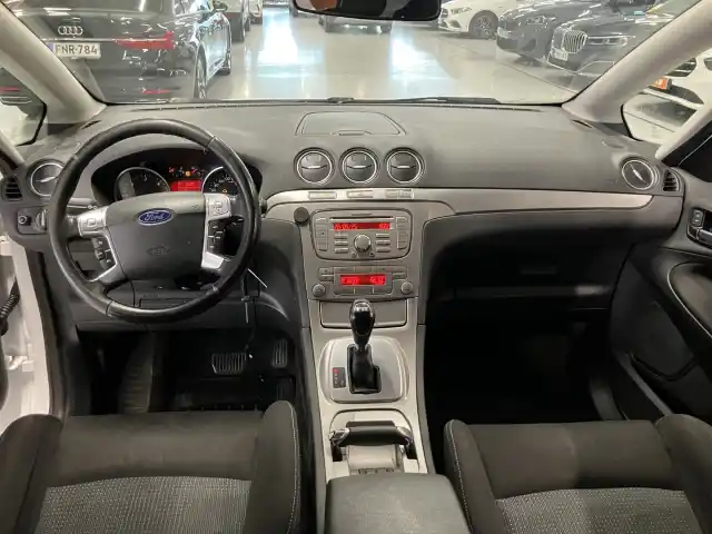 Valkoinen Tila-auto, Ford S-Max – XVA-332
