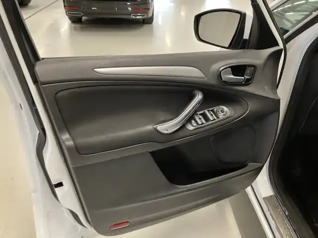 Valkoinen Tila-auto, Ford S-Max – XVA-332