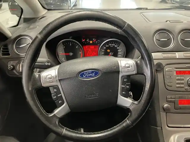 Valkoinen Tila-auto, Ford S-Max – XVA-332