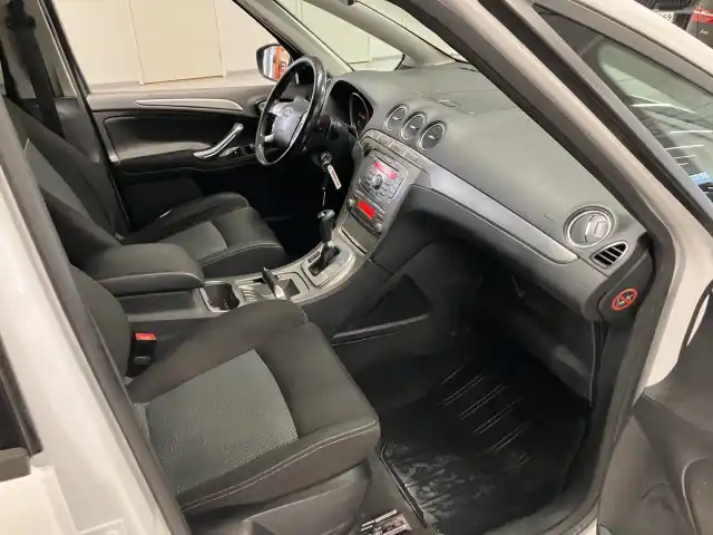 Valkoinen Tila-auto, Ford S-Max – XVA-332