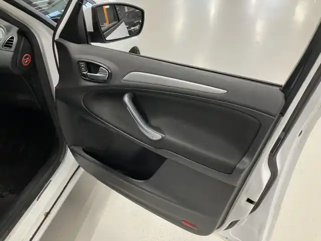 Valkoinen Tila-auto, Ford S-Max – XVA-332
