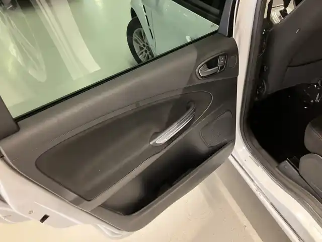 Valkoinen Tila-auto, Ford S-Max – XVA-332