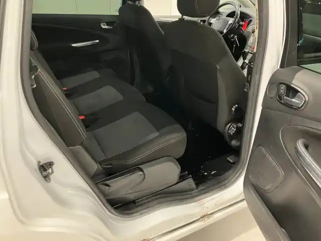 Valkoinen Tila-auto, Ford S-Max – XVA-332