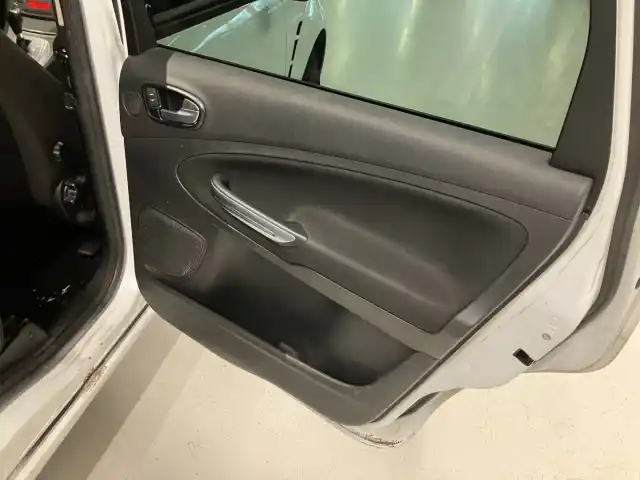 Valkoinen Tila-auto, Ford S-Max – XVA-332