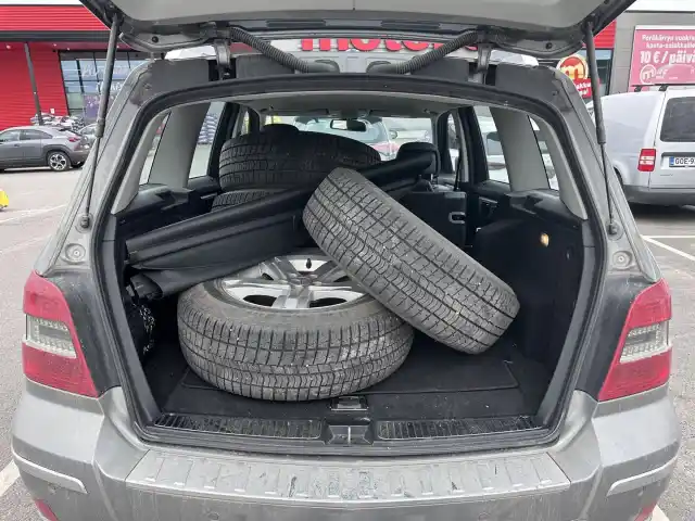 Harmaa Maastoauto, Mercedes-Benz GLK – XVA-831