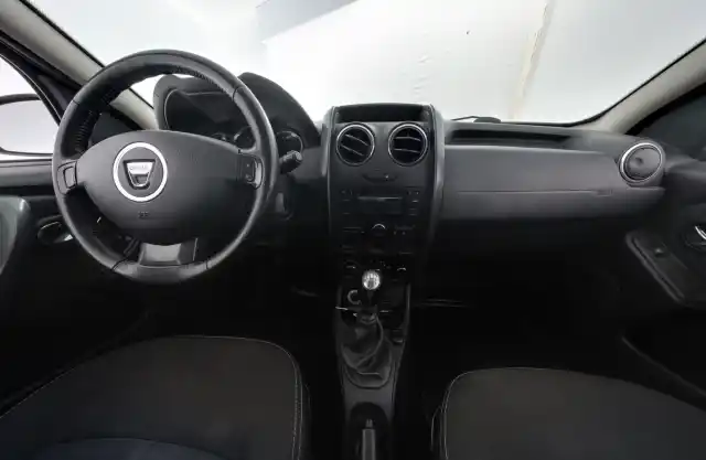 Harmaa Maastoauto, Dacia Duster – XVH-180