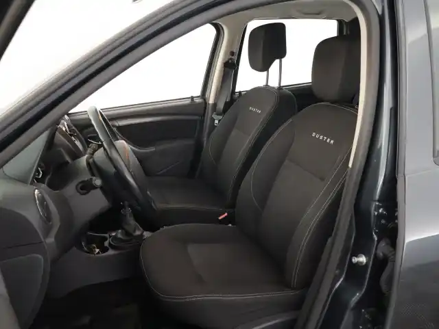 Harmaa Maastoauto, Dacia Duster – XVH-180