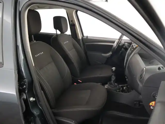 Harmaa Maastoauto, Dacia Duster – XVH-180