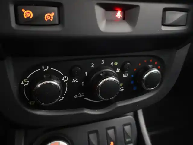 Harmaa Maastoauto, Dacia Duster – XVH-180