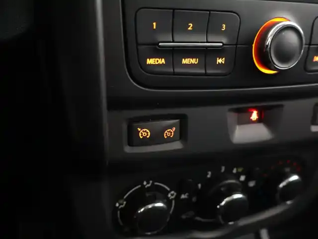 Harmaa Maastoauto, Dacia Duster – XVH-180