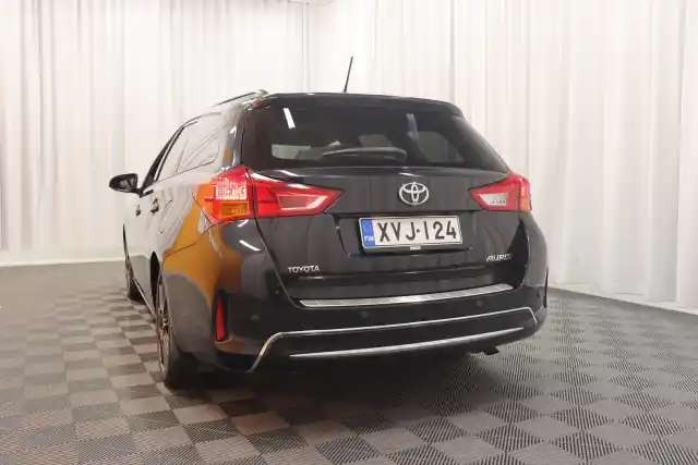 Musta Farmari, Toyota Auris – XVJ-124