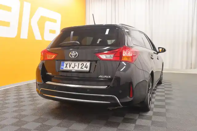 Musta Farmari, Toyota Auris – XVJ-124