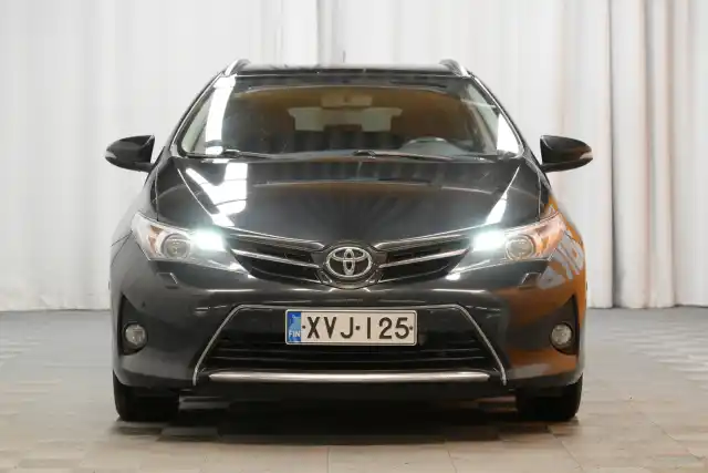 Musta Farmari, Toyota Auris – XVJ-125