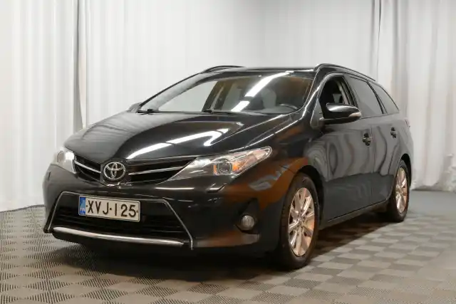 Musta Farmari, Toyota Auris – XVJ-125